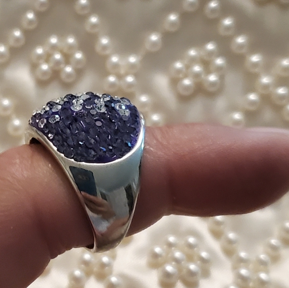 Beautiful ring - Picture 2 of 3